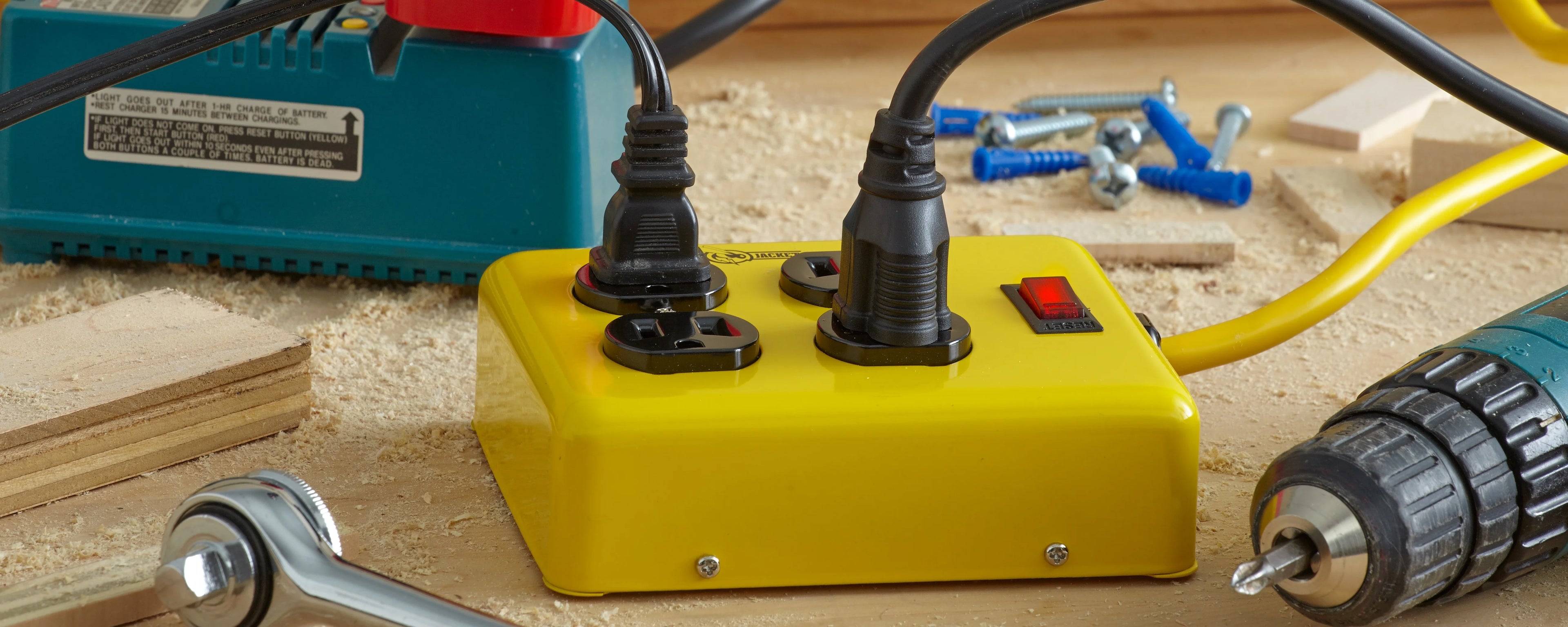 Metal Power Supply Adapter Block with 4 Outlets And Lighted Switch, 4-foot Cord Q377