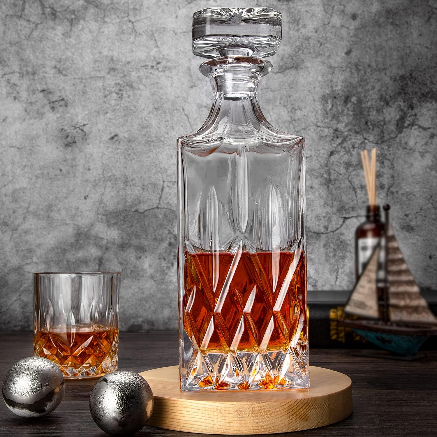 Lead-Free Crystal Whiskey Decanter with Glass Stopper G7823