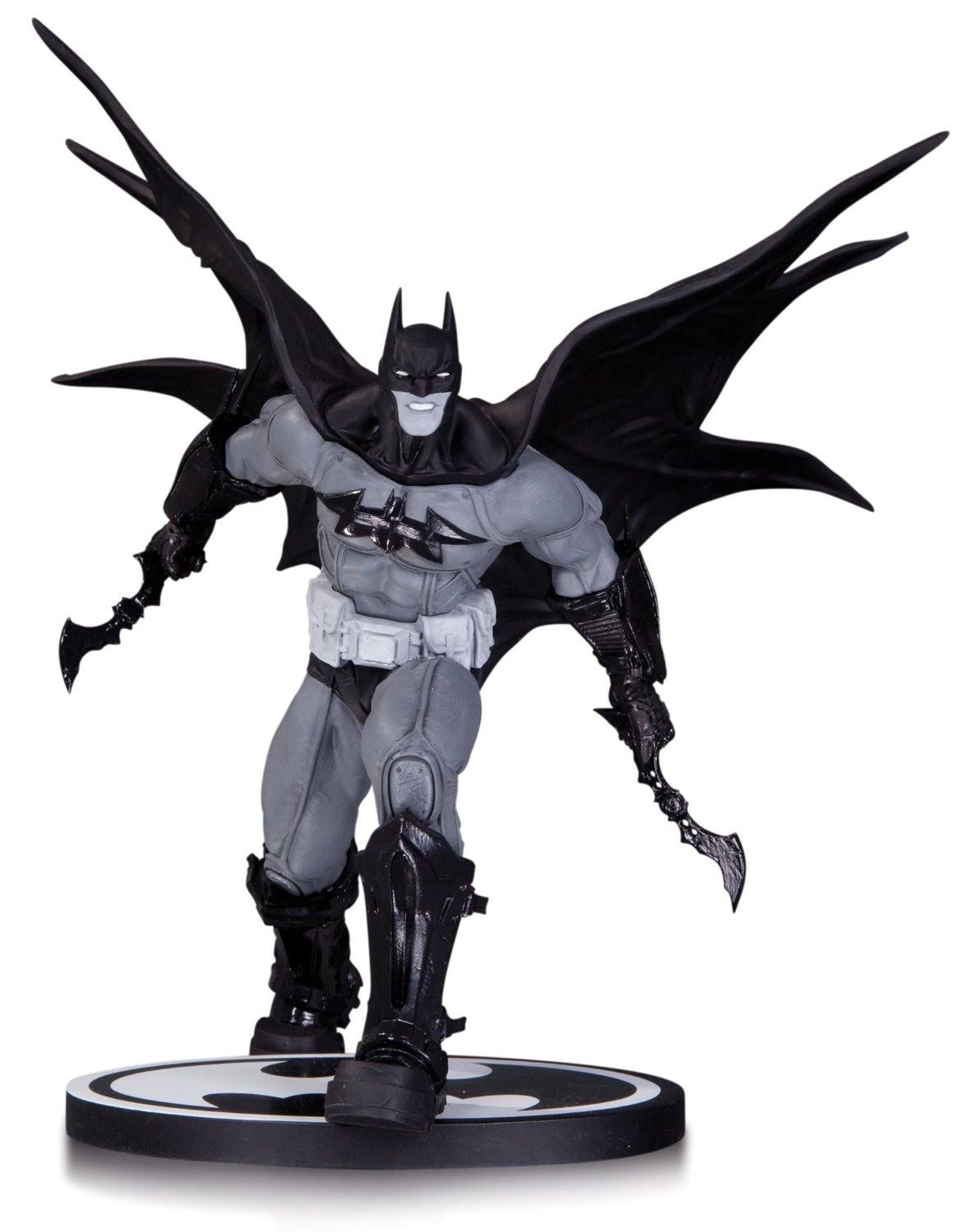 Black and White Statue J217011